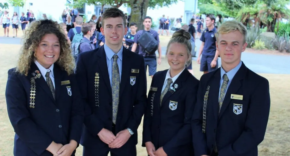Un gruppo di studenti della Cambridge High School si trova insieme all'aperto nel campus della scuola.