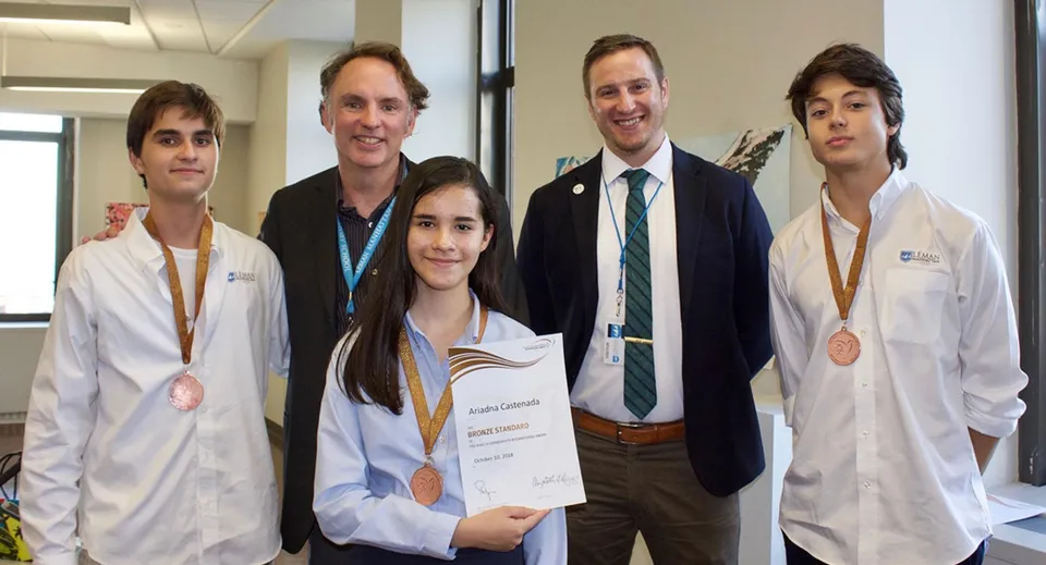 Un gruppo di professionisti sanitari nell'ospedale del campus della Léman Manhattan Preparatory School.