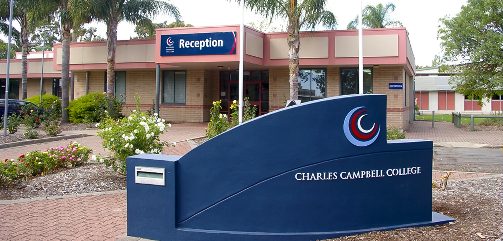 L'area della reception con il logo e l'insegna del Charles Campbell College è ben visibile nell'immagine.