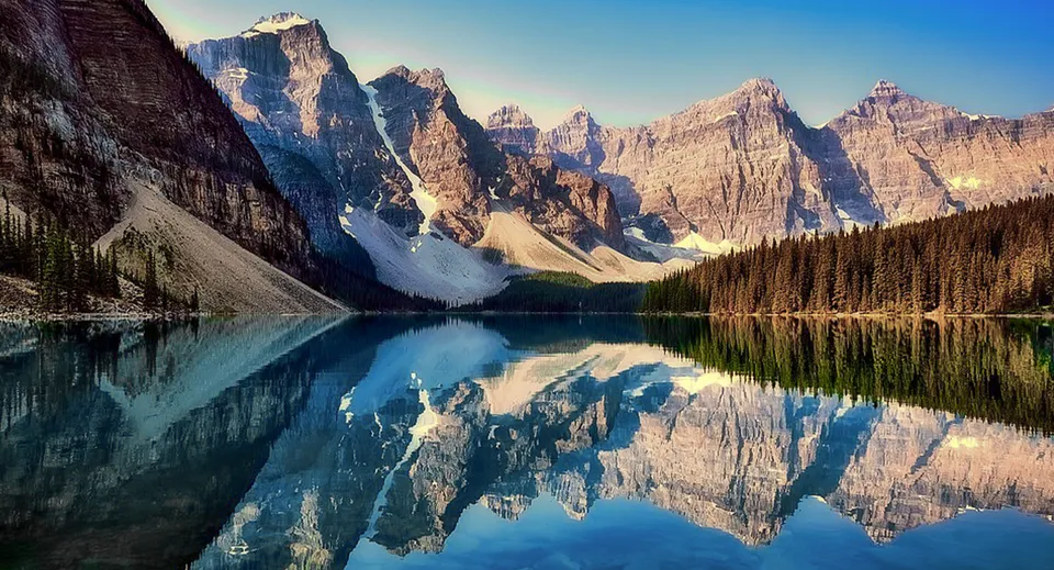 Un tranquillo lago alpino con montagne innevate che si riflettono nell'acqua, vicino alla Montague Regional High School.