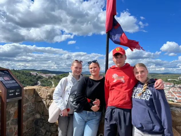 Austauschschüler mit seiner Gastfamilie bei einem Ausflug in Spanien
