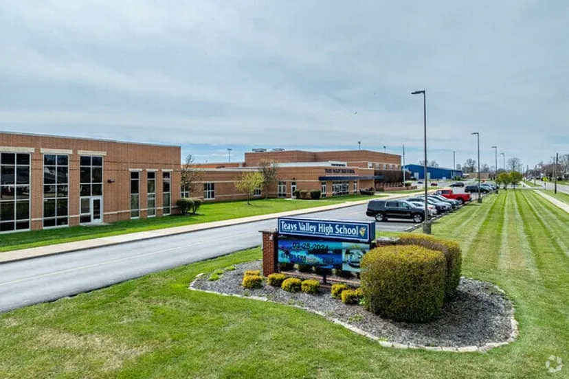 L'edificio scolastico moderno della Teays Valley Christian School è circondato da un prato ben curato e da un parcheggio pavimentato.
