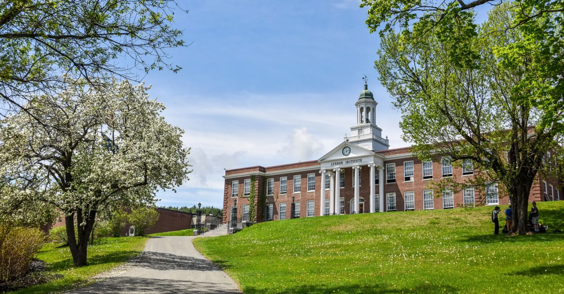 L'edificio principale storico si trova nel verde campus del Lyndon Institute con un viale sinuoso di fronte.