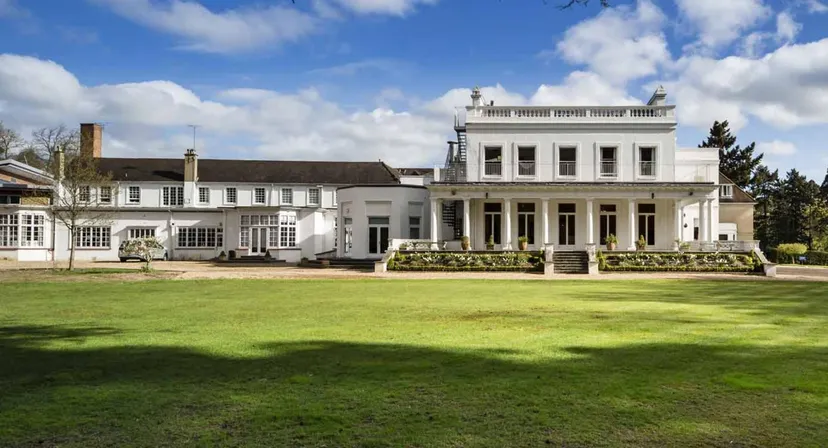L'edificio principale della Heathfield School a Ascot si trova su un curato prato verde con un portico circondato da colonne.
