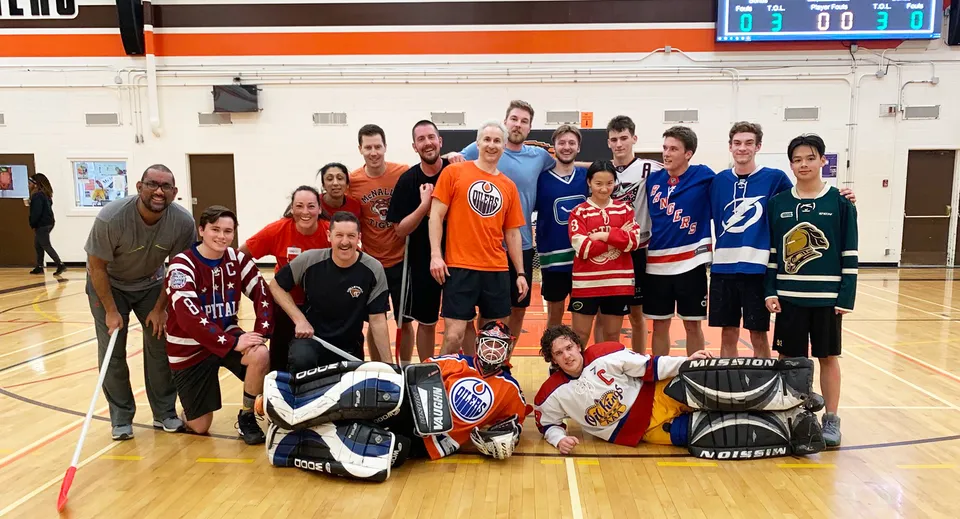 Un gruppo di studenti della McNally High School posa come squadra di hockey nella palestra.
