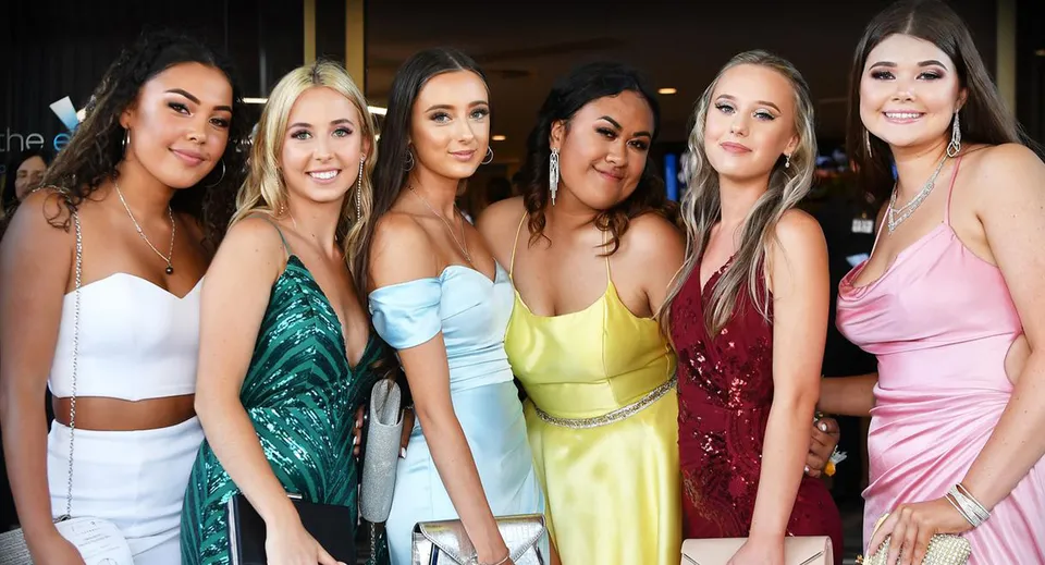 Un gruppo di giovani studentesse della Caloundra State High School posa durante un evento festivo.