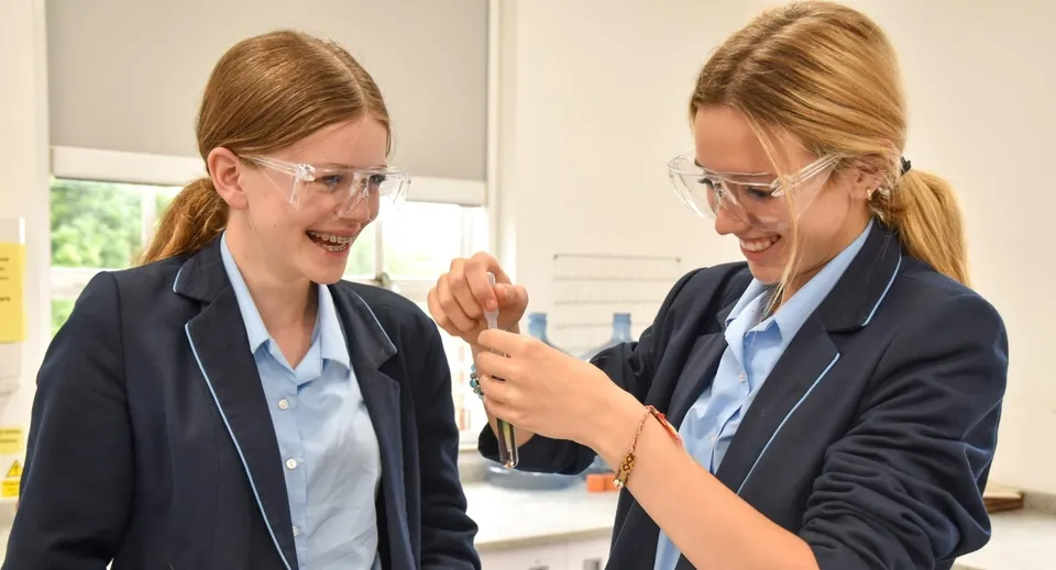 Due studentesse della Headington School conversano in un ambiente professionale.