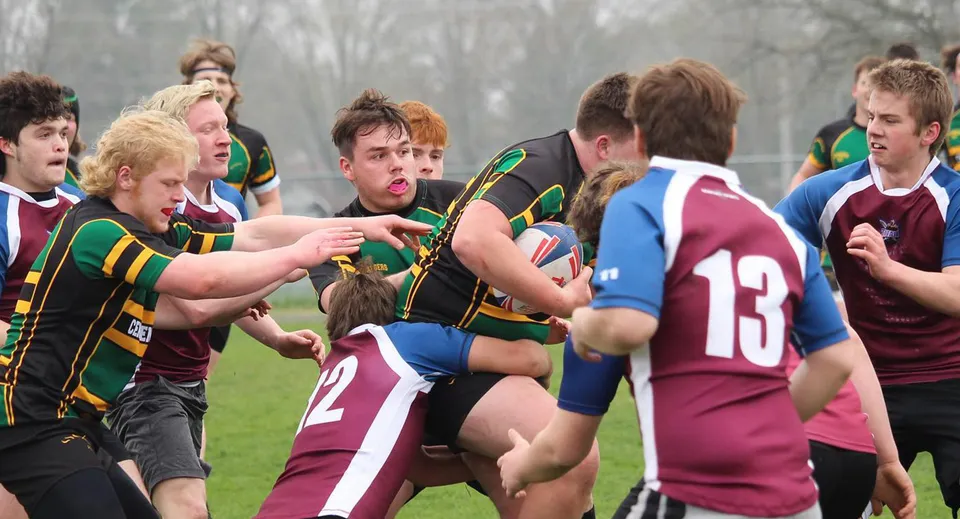 Un gruppo di giocatori di rugby gioca una partita sul campo sportivo della Centennial Secondary School in Ontario.