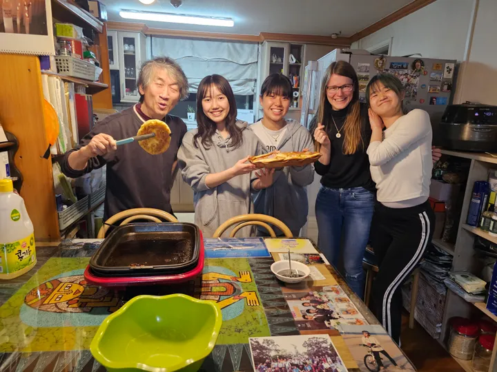 Gemeinsames Kochen traditioneller koreanischer Gerichte mit einer Gastfamilie