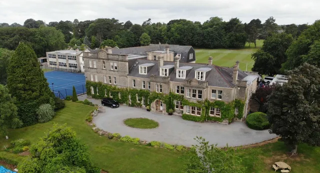 L'edificio principale storico della Monkton Combe School è circondato da un curato giardino e da un percorso circolare.