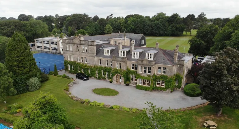 L'edificio principale storico della Monkton Combe School è circondato da un curato giardino e da un percorso circolare.