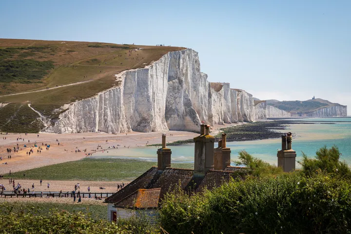 Die weißen Kreidefelsen der Seven Sisters an der Küste von Sussex mit Strand und Meer