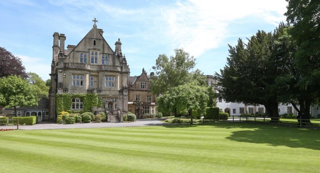 Il castello della Warminster School sorge circondato da prati curati e siepi all'interno di un parco paesaggistico.