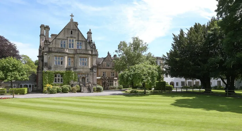 Il castello della Warminster School sorge circondato da prati curati e siepi all'interno di un parco paesaggistico.