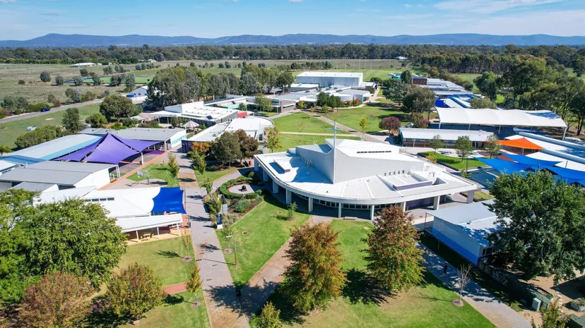 Vista aerea del campus del Cathedral College Wangaratta con vari edifici, aree verdi e alberi.