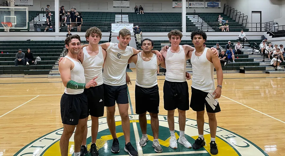 Sei studenti della Melbourne Central Catholic High School posano insieme sul campo da pallacanestro della palestra.
