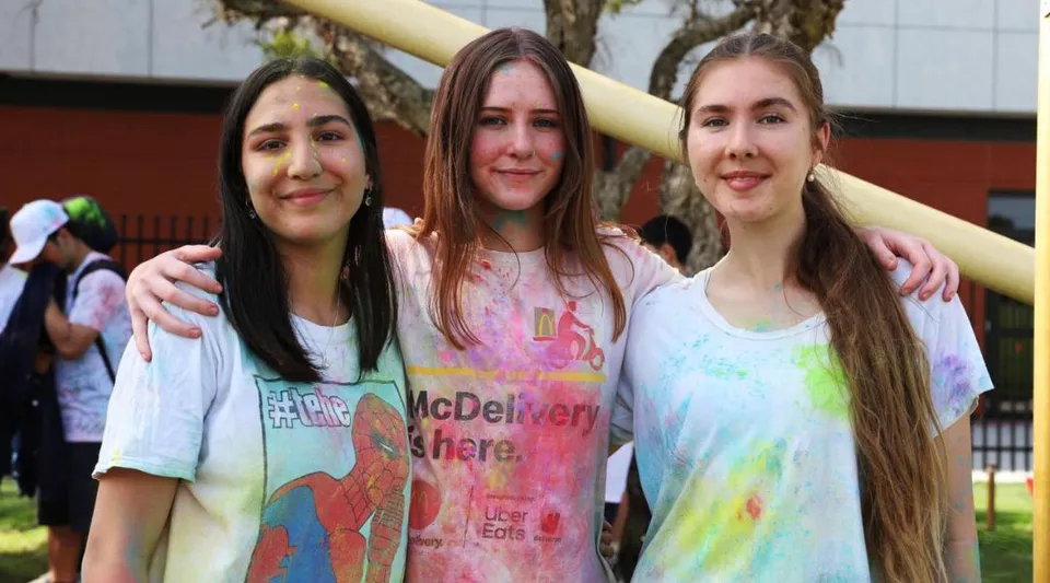 Tre studentesse si abbracciano nell'area esterna della Lynwood Senior High School.