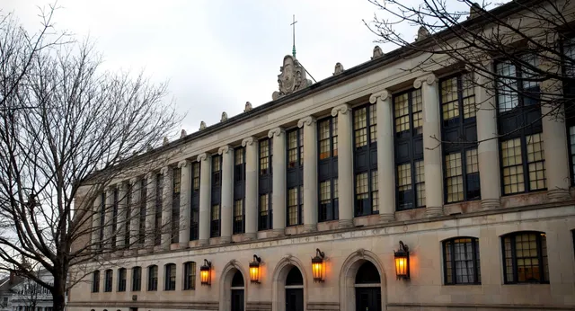 Il magnifico edificio con finestre ad arco nel campus della John Bapst Memorial High School è circondato da alberi spogli.