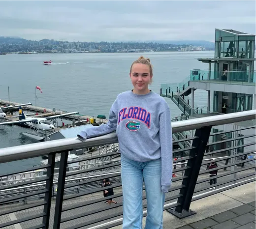 Lina Marie posiert an der Uferpromenade, im Hintergrund Wasserflugzeuge in Kanada