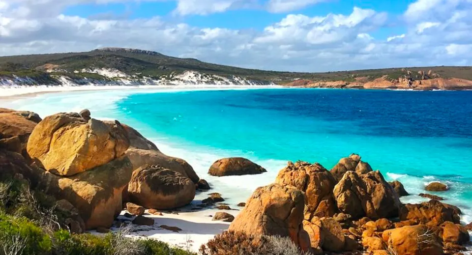Paesaggio costiero con mare turchese e formazioni rocciose vicino alla Kadina Memorial School.