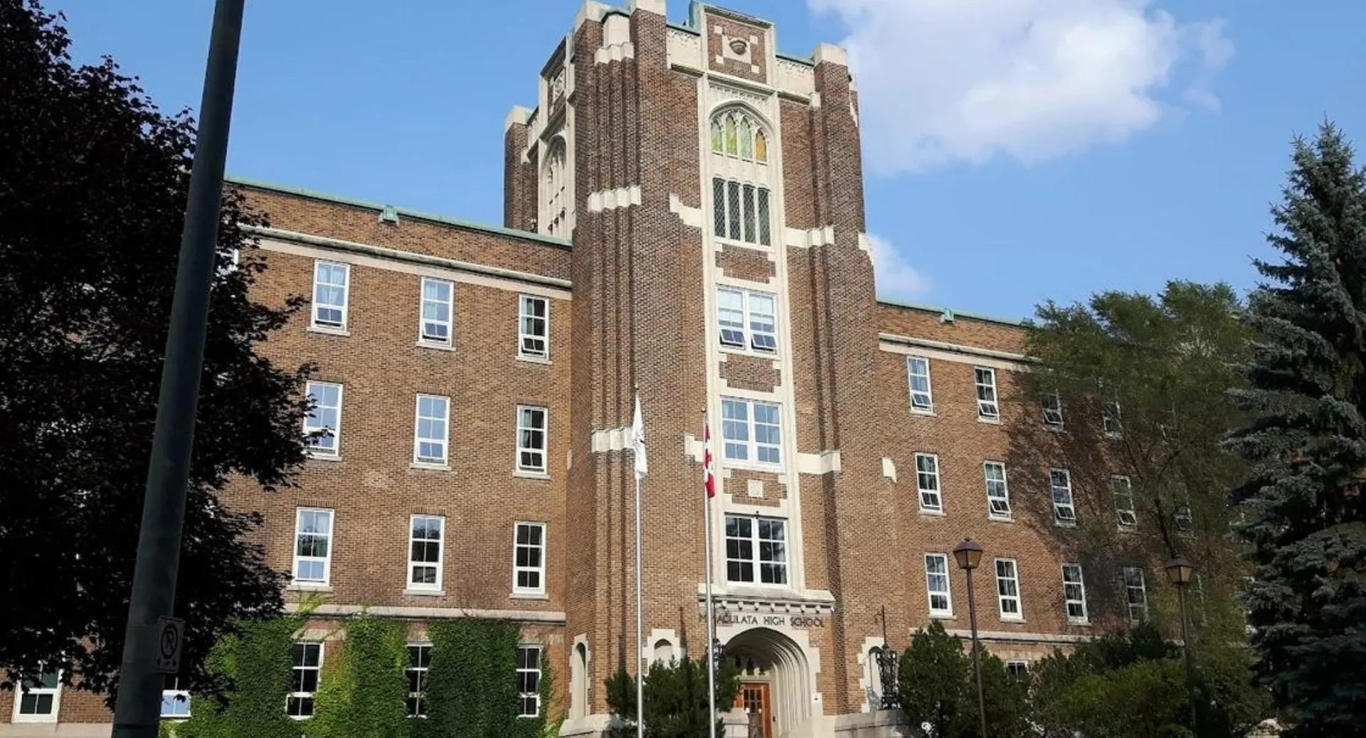 L'edificio in mattoni a più piani della Immaculata High School con una torre centrale a Ottawa.