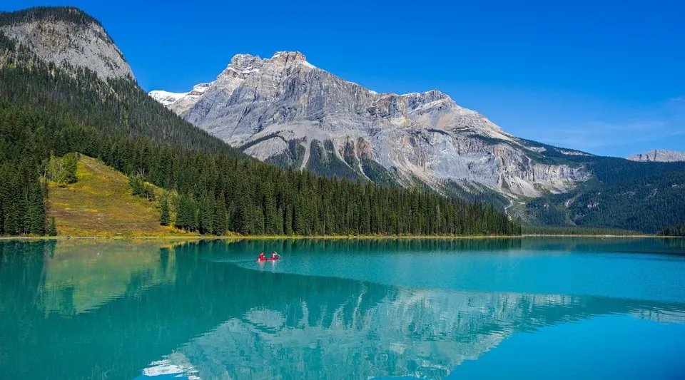 Due studentesse vanno in kayak su un lago alpino nei pressi della St. Peter Catholic High School.