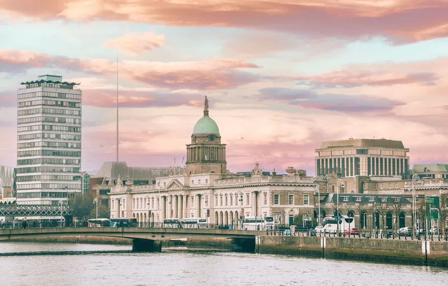 El edificio de la Custom House junto al río Liffey en Dublín al atardecer