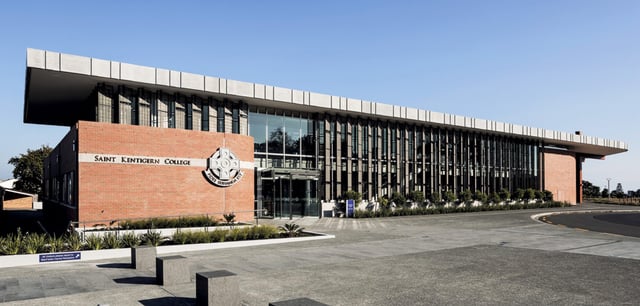 L'edificio moderno in mattoni con vetrate si trova nel campus del Saint Kentigern College.