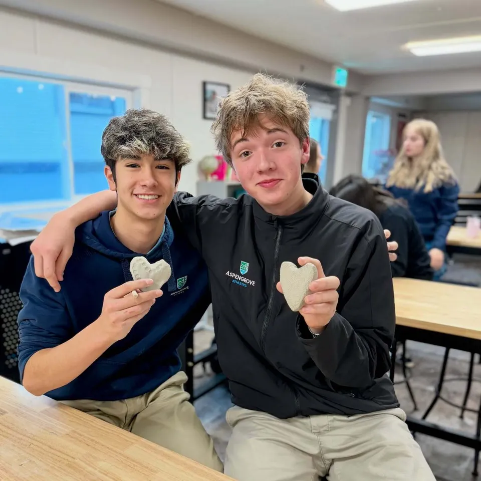 Due studenti della Aspengrove School mostrano piccoli cuori di argilla in una classe.