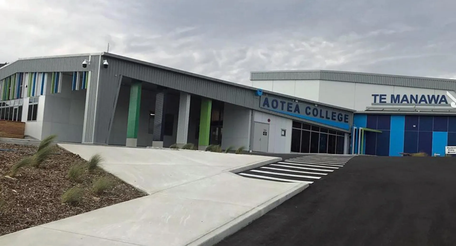 L'edificio principale moderno a più piani dell'Aotea College è ben visibile grazie a una grande insegna.