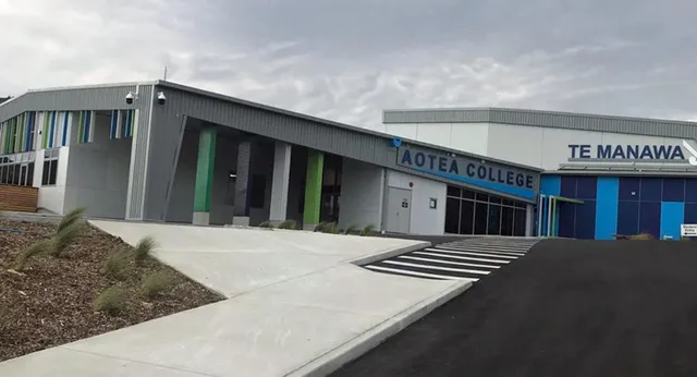 L'edificio principale moderno a più piani dell'Aotea College è ben visibile grazie a una grande insegna.