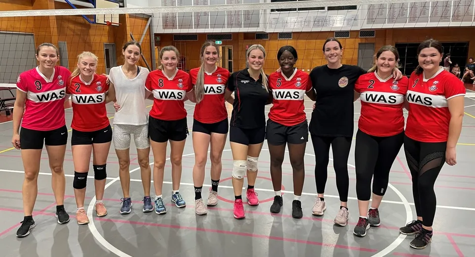 Un gruppo di giovani atlete è insieme sul campo da basket della Whitsunday Anglican School.