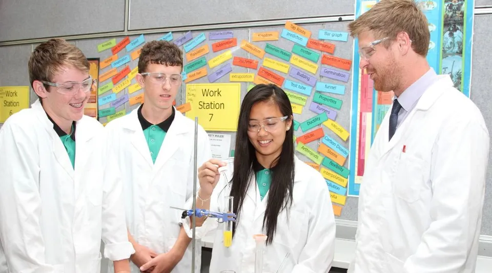 Studenti della Lakeland Senior High School discutono insieme un esperimento in laboratorio.