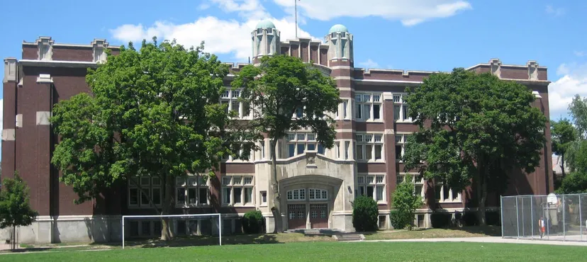 L'imponente edificio della Central Toronto Academy è circondato da aree verdi e da un prato.