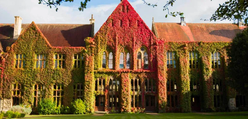 L'edificio storico con facciata rossa si trova nel campus del Cheltenham Ladies' College ed è circondato dal verde.