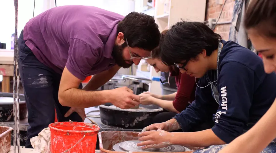 Tre persone lavorano insieme a un compito nel campus della Chapel Hill - Chauncy Hall.