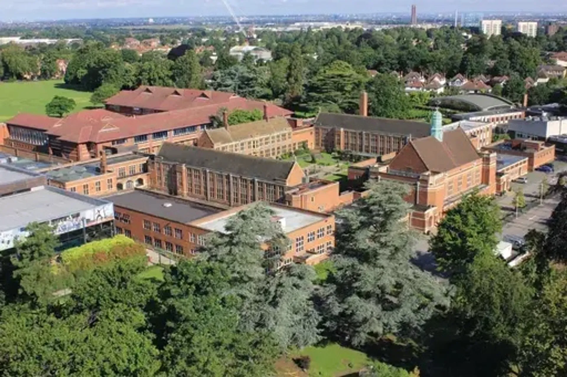 Vista aerea dello storico complesso di edifici in mattoni nel campus della Whitgift School, circondato dal verde.
