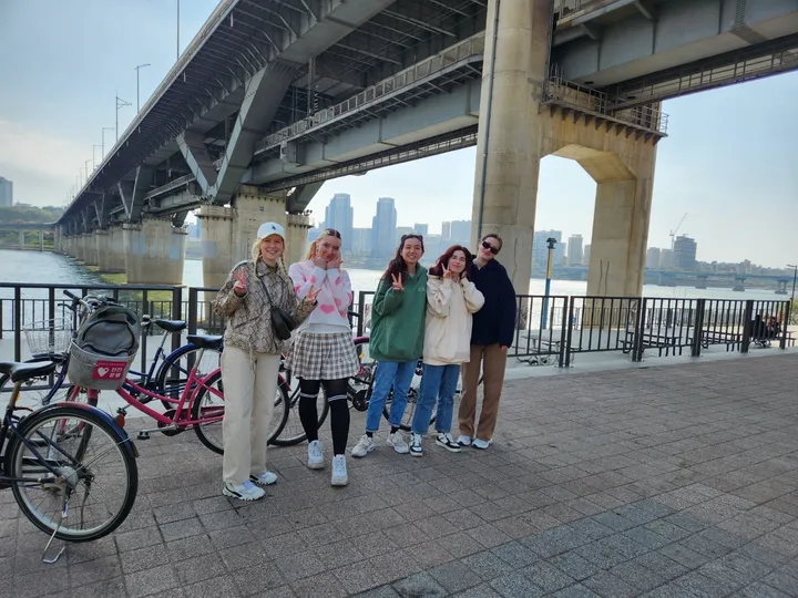 Junge Leute sitzen am Ufer des Han-Flusses in Seoul