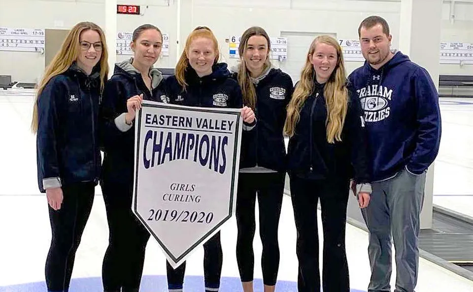 Studentesse della G.W. Graham Secondary School tengono uno striscione come Eastern Valley Champions nel Girls Curling 2019/2020.