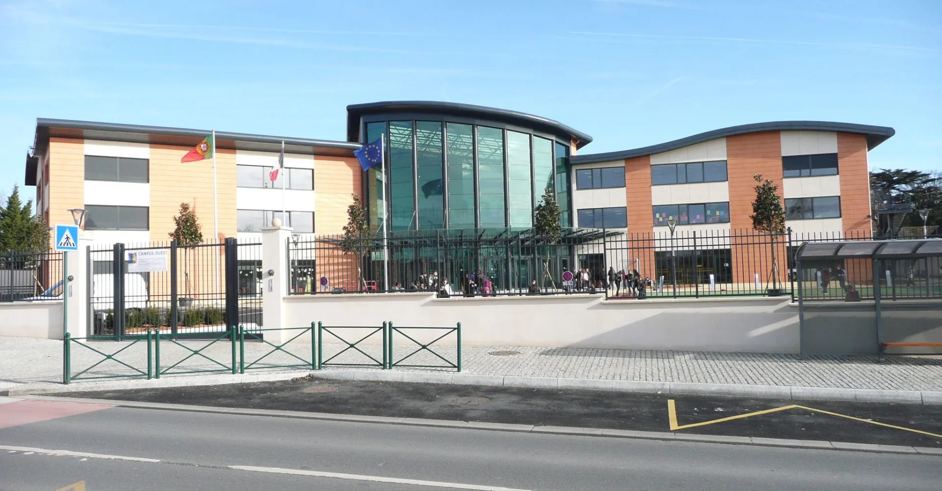 L'edificio moderno a più piani con facciata curva in vetro nel campus del Lycée Sainte Thérèse.