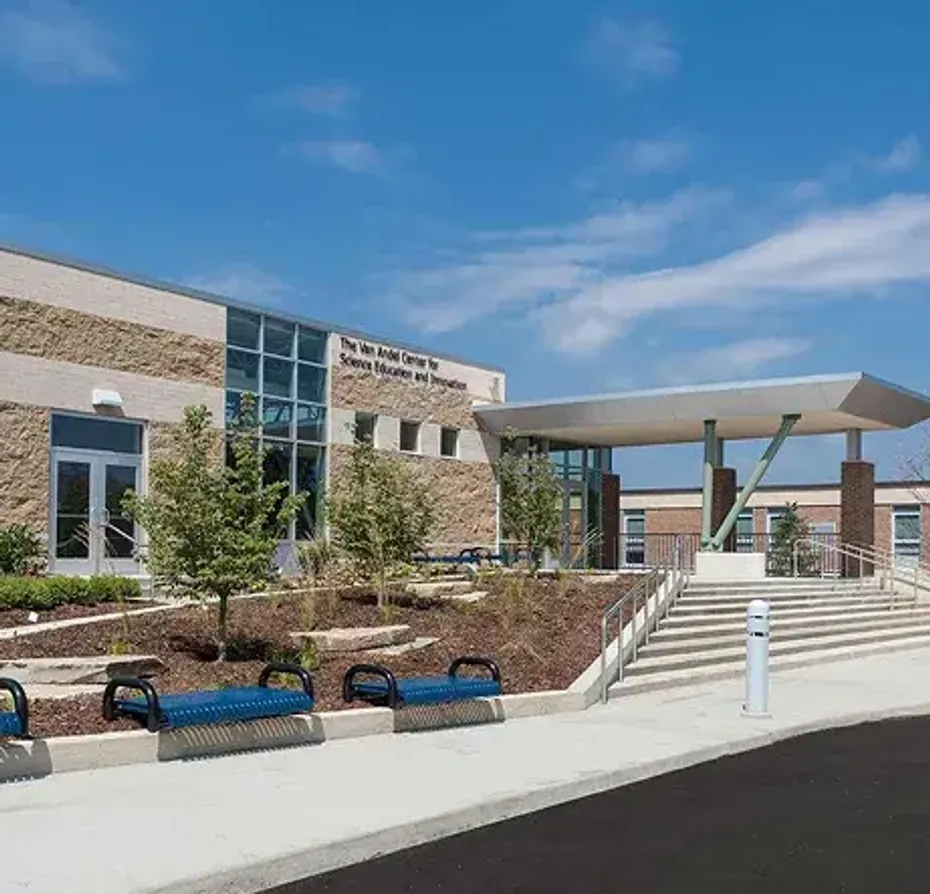 Edificio moderno di una high school americana con panchine e ingresso vetrato
