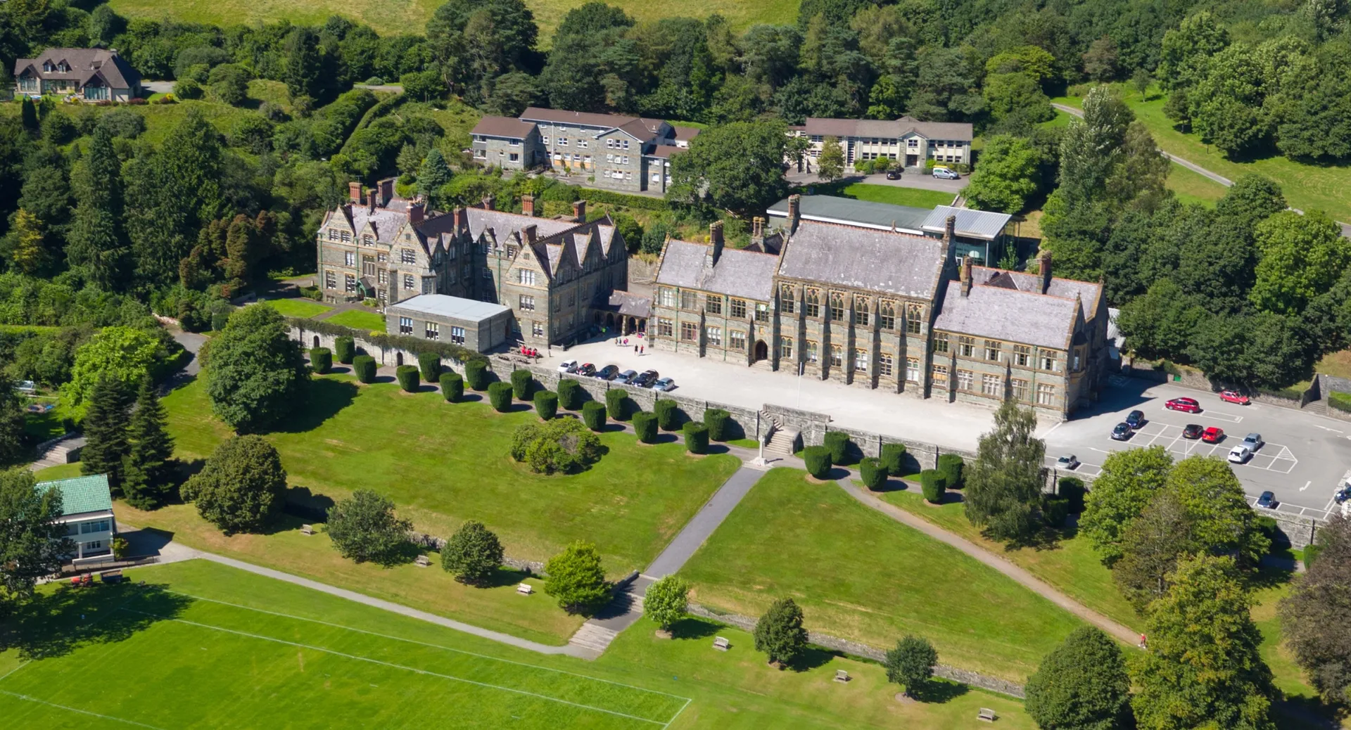 Il castello dall'aspetto medievale situato sulla collina è circondato da un verde paesaggio all'interno del campus della Mount Kelly School.