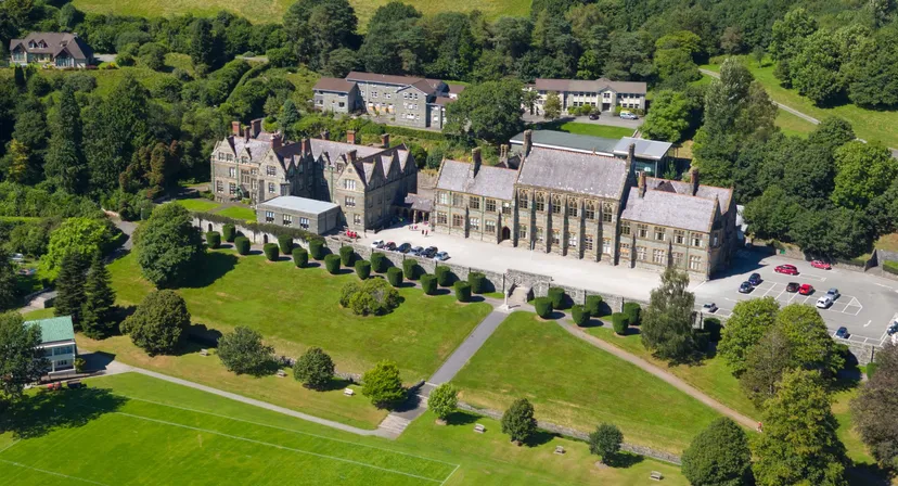 Il castello dall'aspetto medievale situato sulla collina è circondato da un verde paesaggio all'interno del campus della Mount Kelly School.