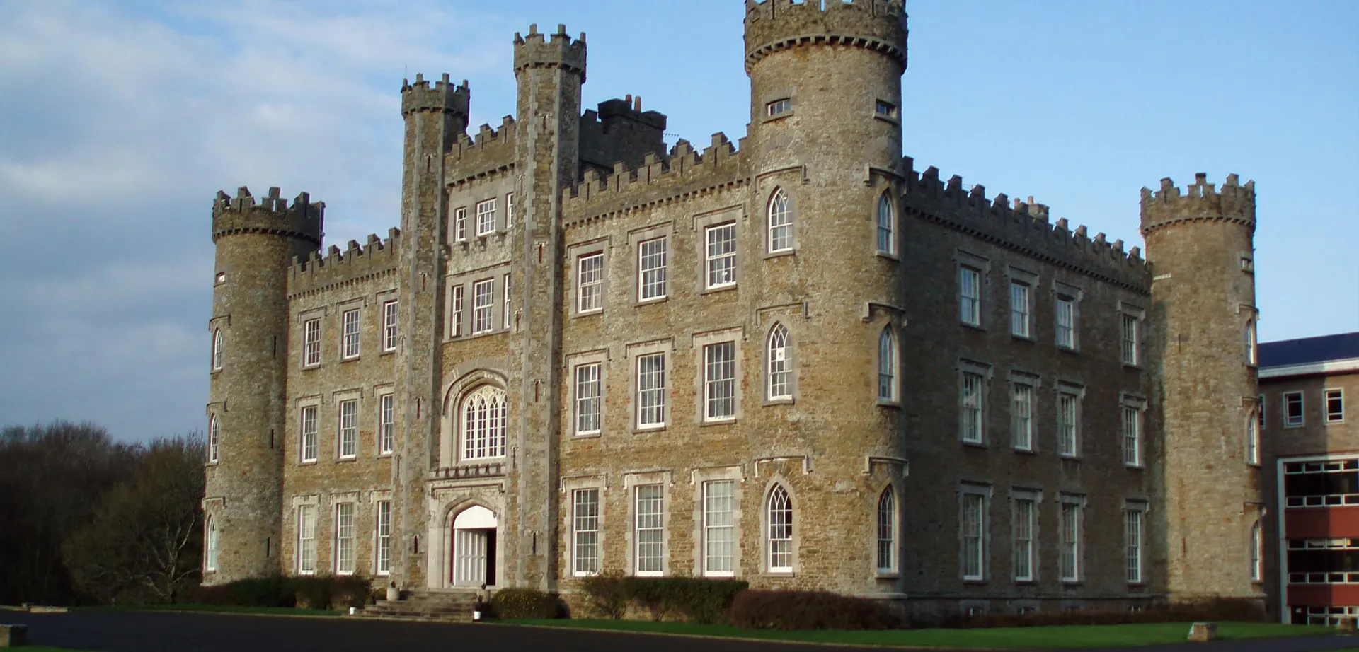 Il castello dall'aspetto medievale nel campus del Franciscan College Gormanston è circondato da tanto verde.