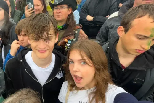 Lachende Jugendliche in der Menge einer Open-Air-Veranstaltung in England