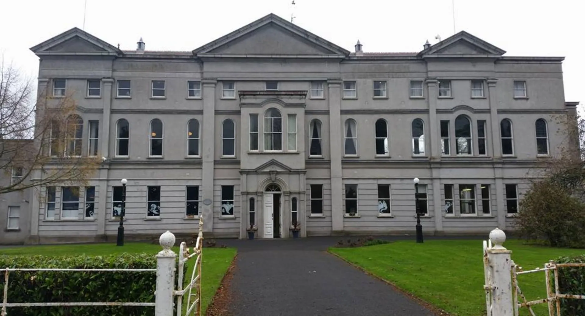 L'imponente edificio principale del St. Mary’s College con facciata simmetrica e diversi timpani si trova dietro un'area verde recintata.