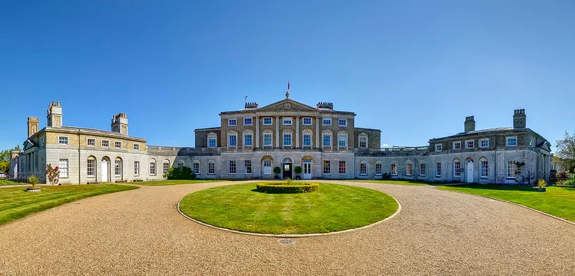 L'edificio principale storico della Ipswich High School con un vialetto circolare in ghiaia e un prato curato.