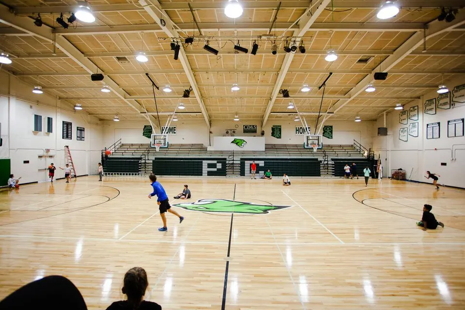 Studenti che giocano una partita di pallacanestro nella palestra della Phoenix Christian Preparatory School.