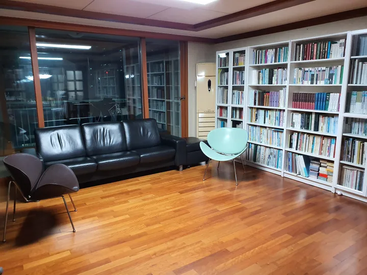 Ruhige Wohngasse in einem Wohnviertel von Seoul
