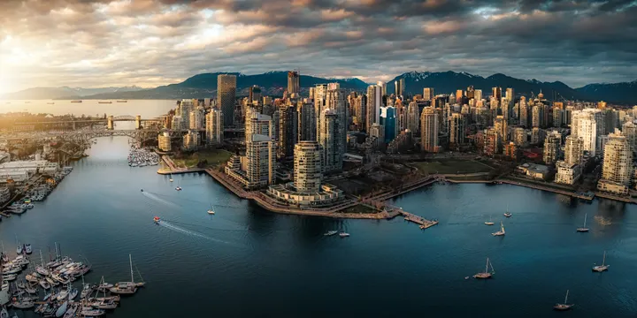 Skyline von Vancouver am Wasser mit Bergen im Hintergrund